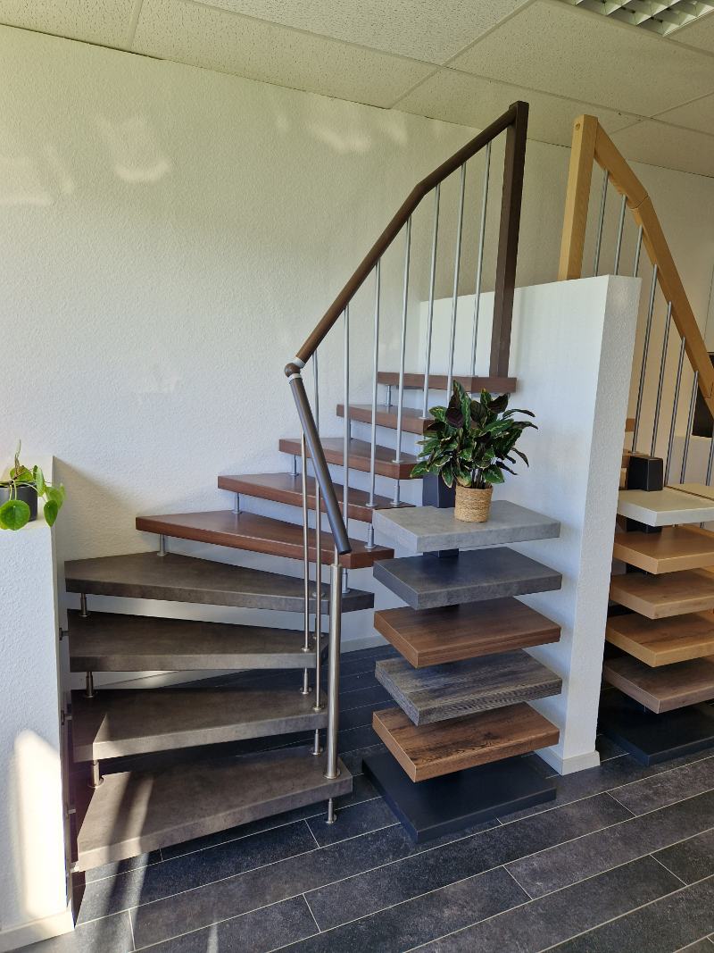 Wendeltreppe aus dunklem Holz von Fenstherm Handels GmbH