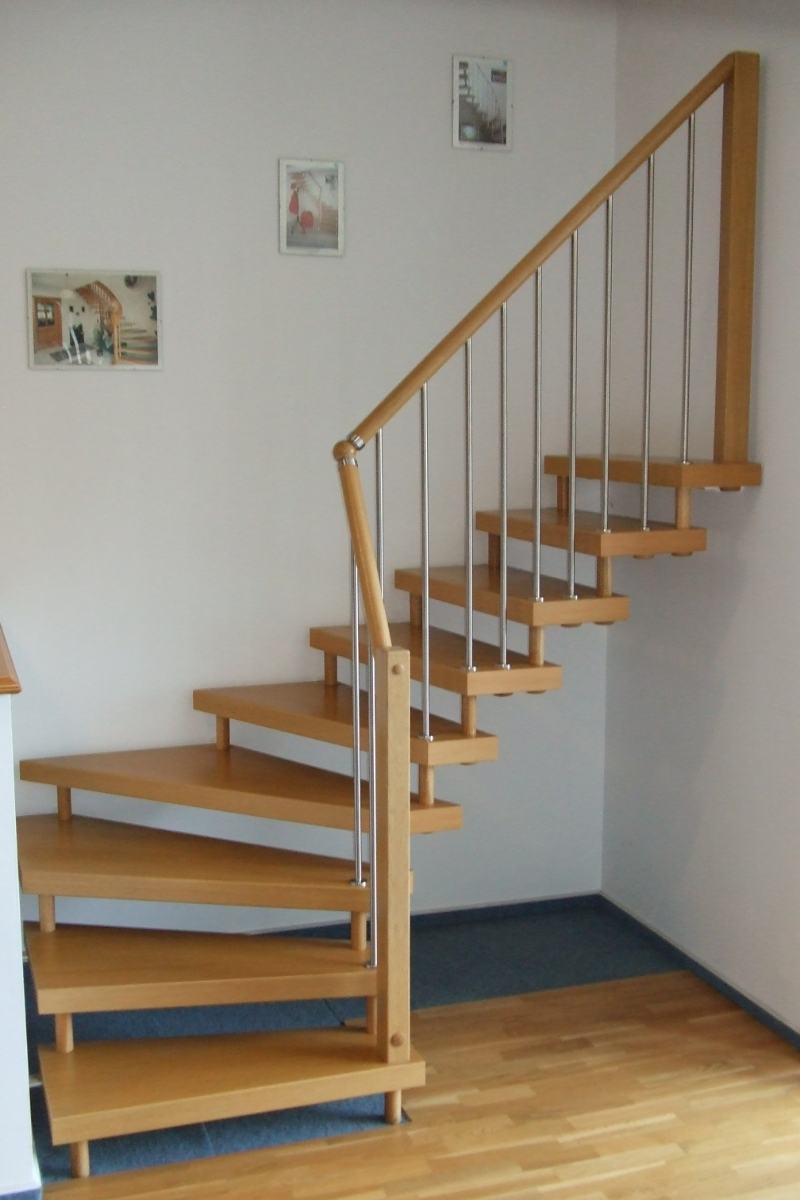Wendeltreppe nach rechts gebogen aus hellem Holz von Fenstherm Handels GmbH
