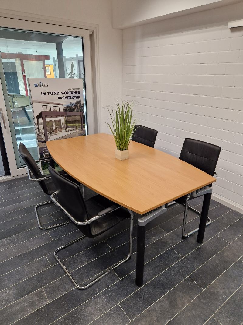 Tisch mit vier Stühlen bei Fenstherm Handels GmbH