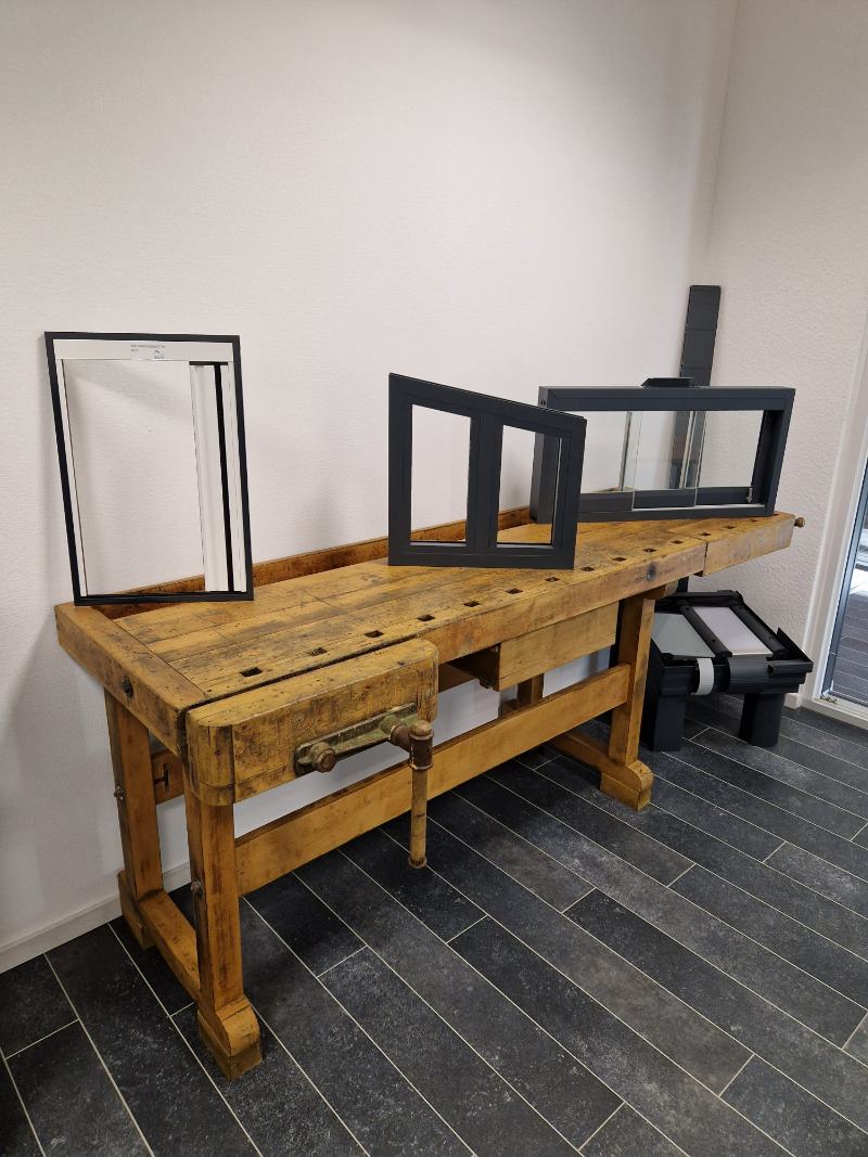 Robuster Holztisch mit einer Auswahl an kleinen Fenstern von Fenstherm Handels GmbH