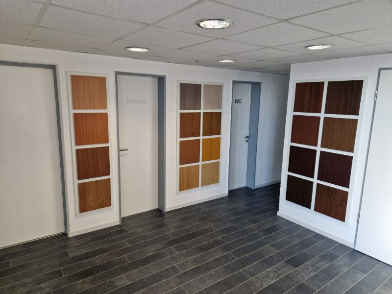 Türen mit Produktmustern der Fenstherm Handels GmbH