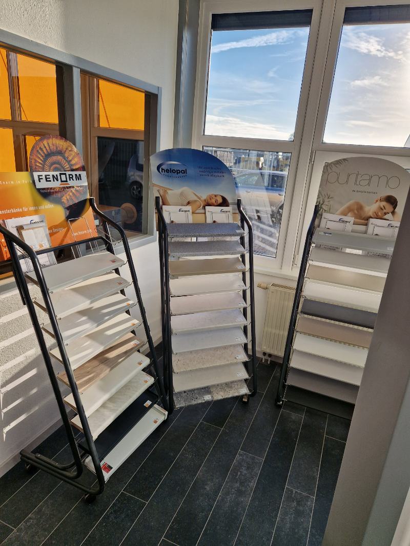 Stände mit Produktmustern der Fenstherm Handels GmbH