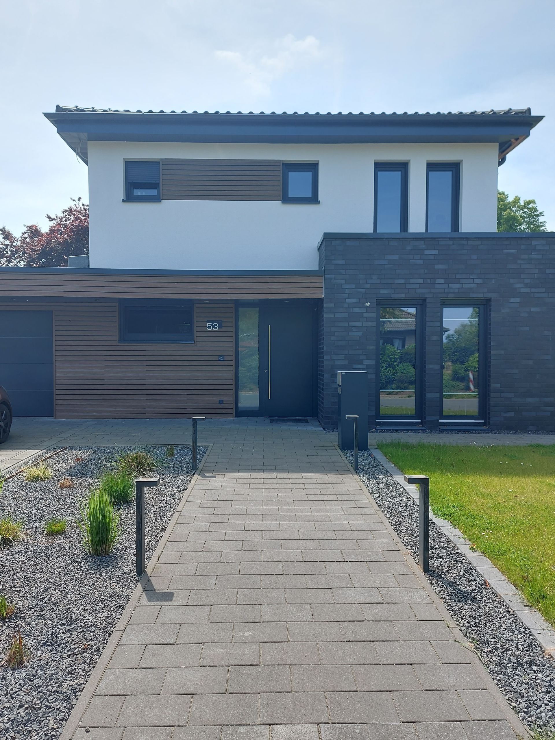 Mitarbeiter der Fenstherm Handels GmbH bauen Fenster ein