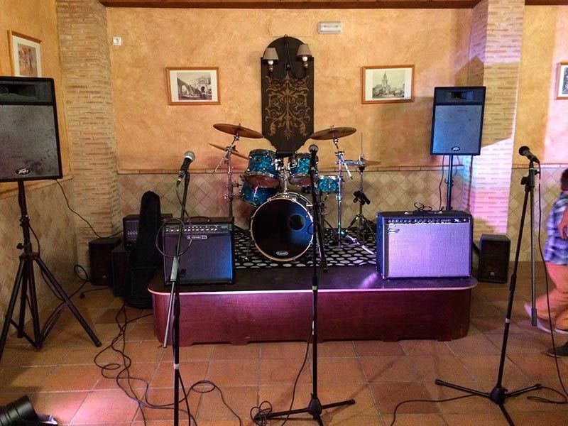 Una batería está instalada en un escenario en una habitación.