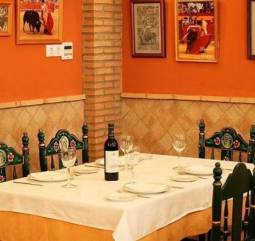 Una botella de vino está sobre una mesa en un restaurante.