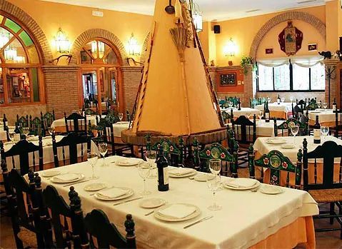 Un restaurante con mesas y sillas y un barco en el medio.