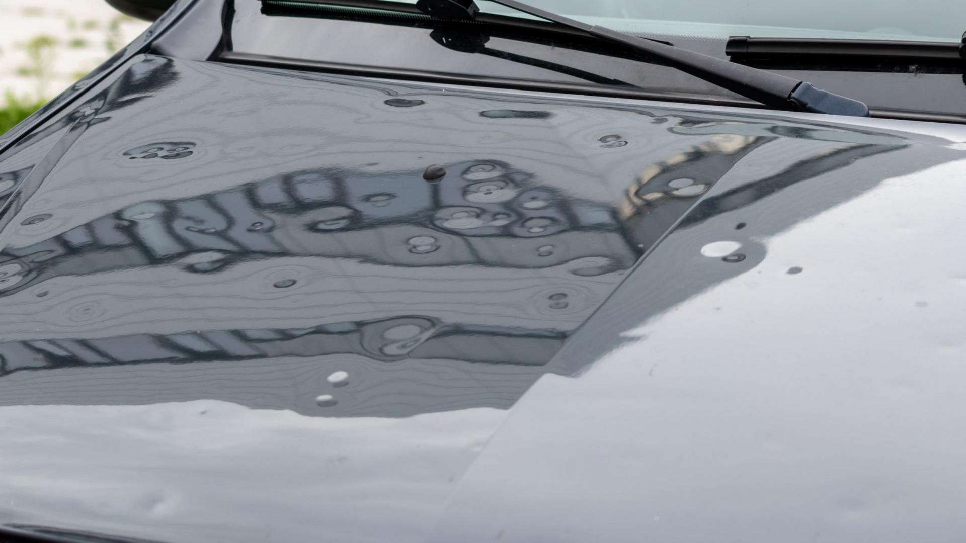 Capot de voiture cabossé par les dégâts causés par la grêle