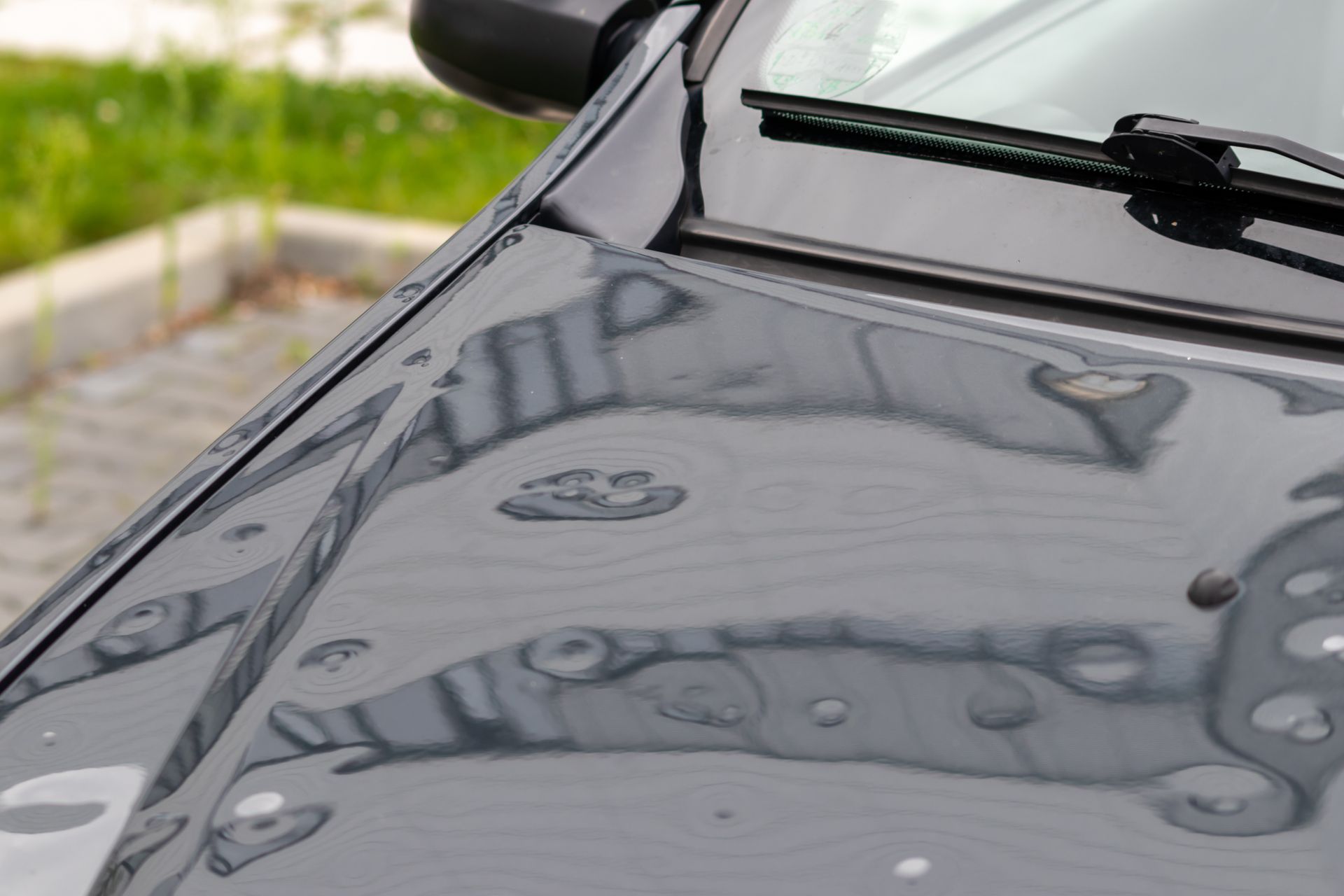 Capot de voiture gris avec de multiples bosses