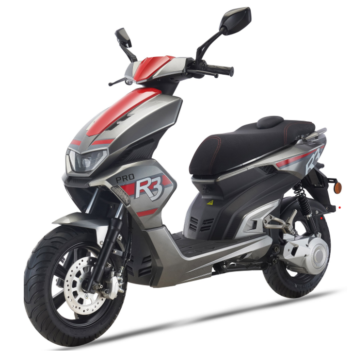 Ein grauer und roter Roller | Gotthelf Garage AG
