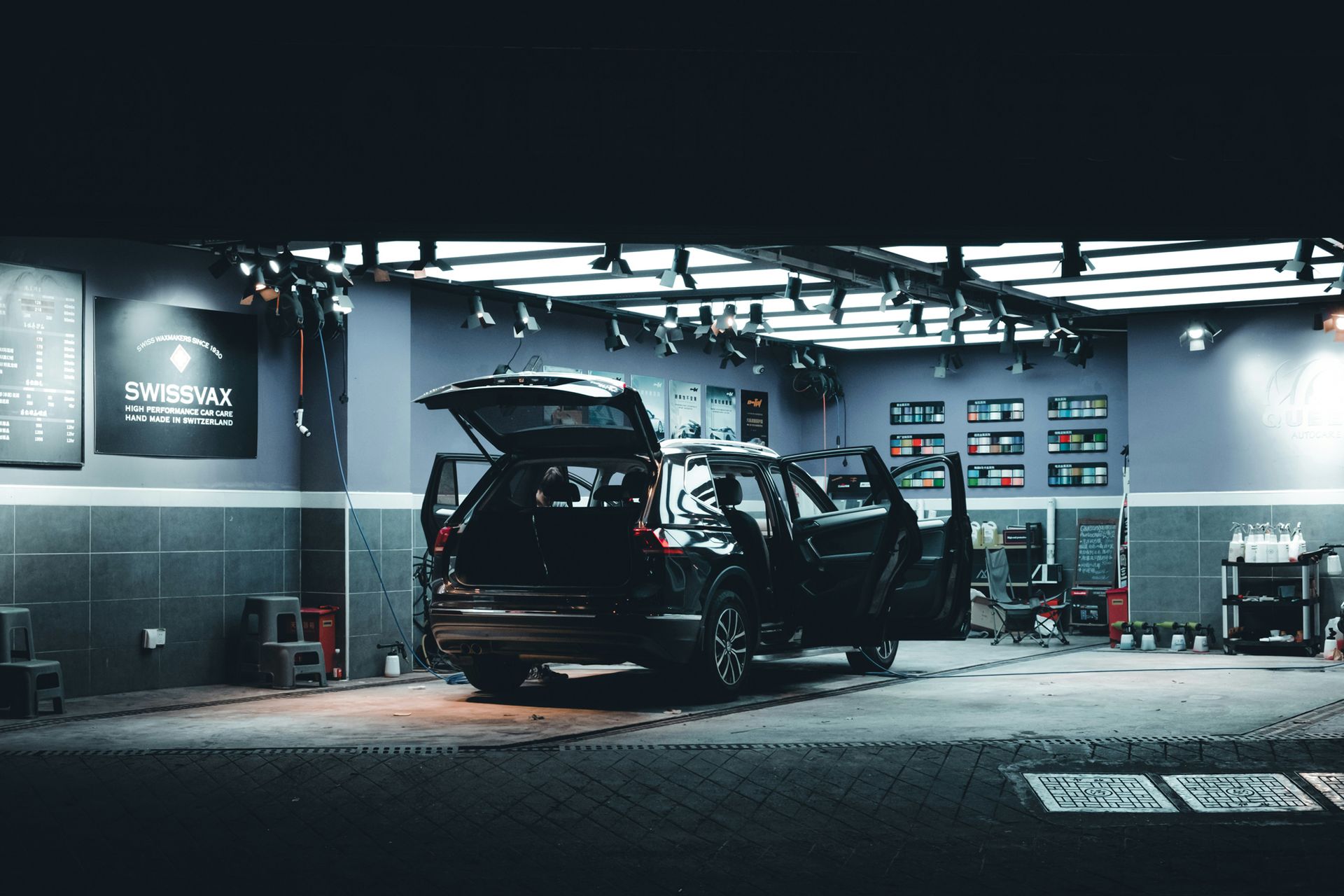 Fahrzeug in einer modernen Autowerkstatt während einer professionellen Reparatur in Basel.