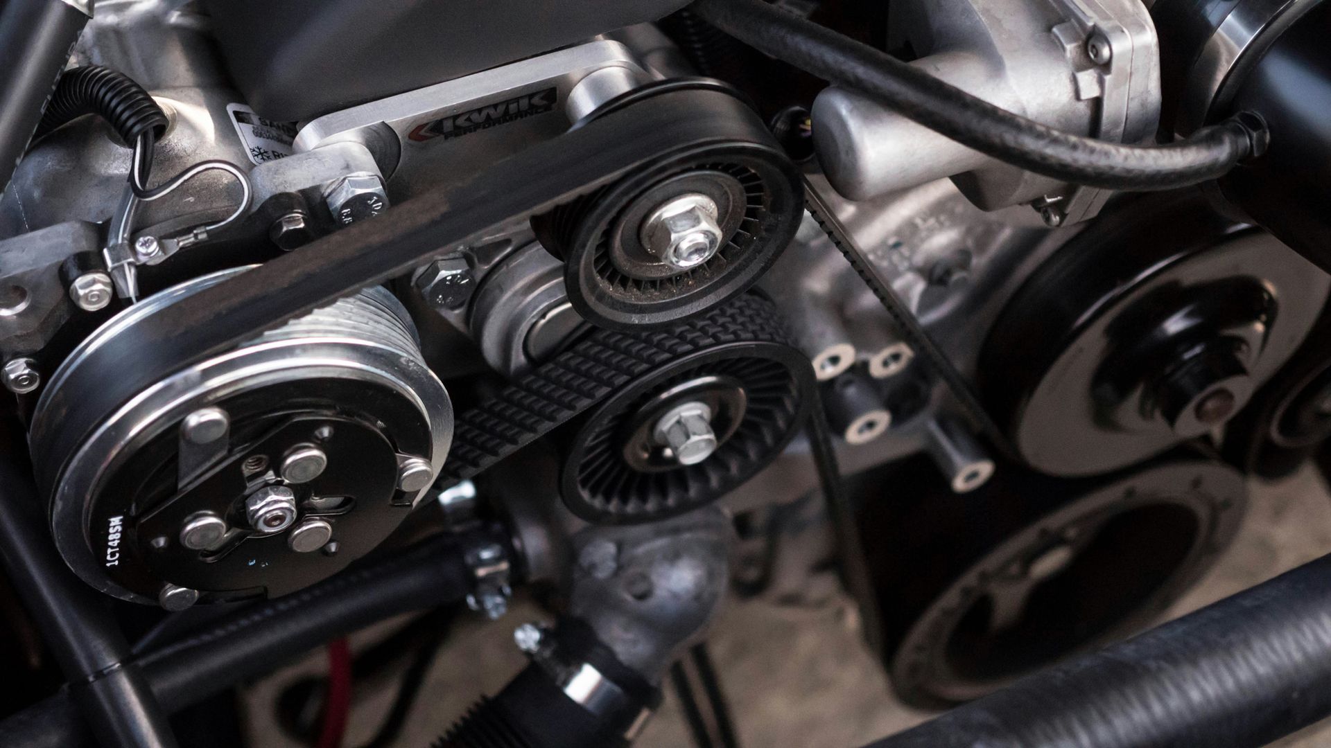 Offener Motorraum eines Fahrzeugs während einer technischen Fahrzeugdiagnose in Basel.