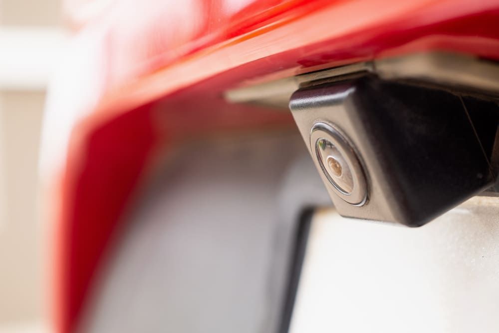 Eine Nahaufnahme einer Rückfahrkamera an der Rückseite eines Autos | Gotthelf Garage AG