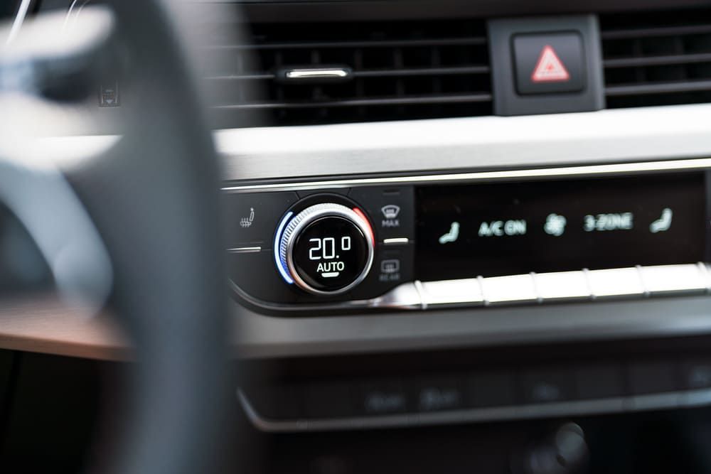 Eine Nahaufnahme einer Klimaanlage in einem Auto | Gotthelf Garage AG