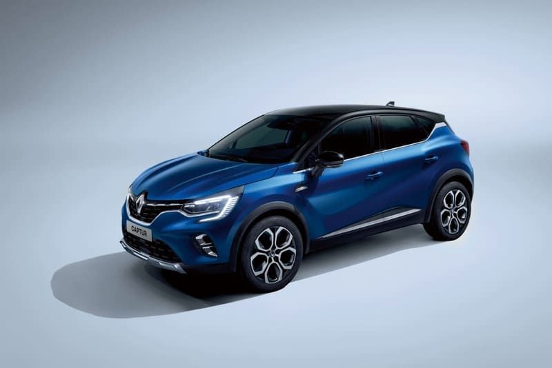 Ein blauer Renault steht auf einem weißen Hintergrund | Gotthelf Garage AG