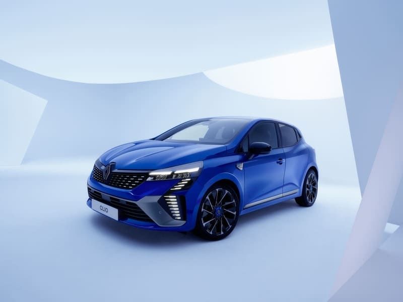 Ein blaues Auto mit der Aufschrift Clio steht in einem Raum | Gotthelf Garage AG