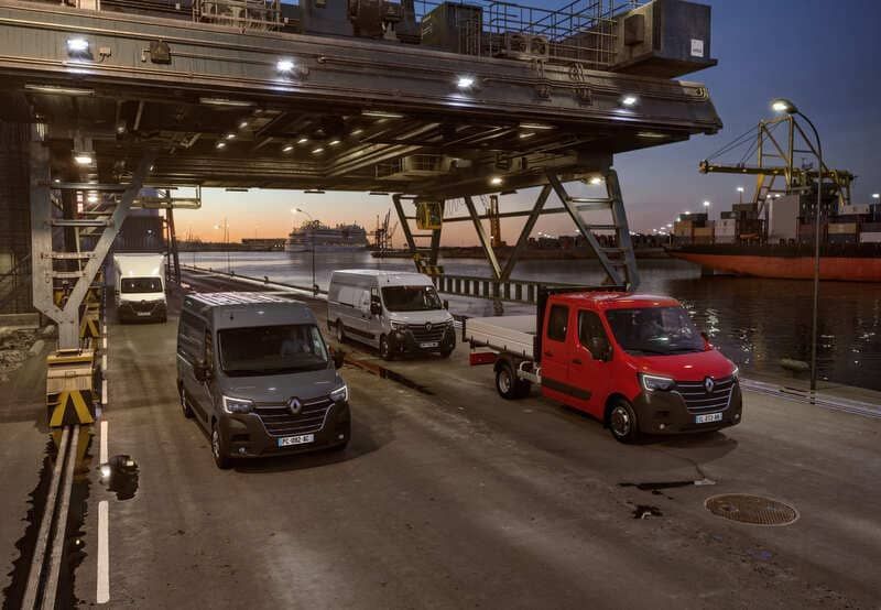 Eine Gruppe von Lieferwagen, die in einem Hafen geparkt sind | Gotthelf Garage AG