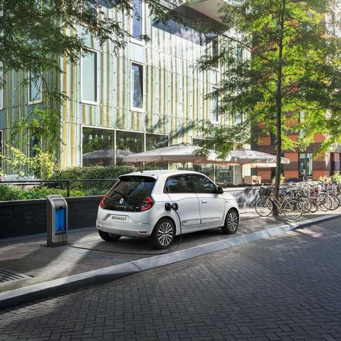 Ein weißes Renault-Auto wird an einer Ladestation aufgeladen | Gotthelf Garage AG
