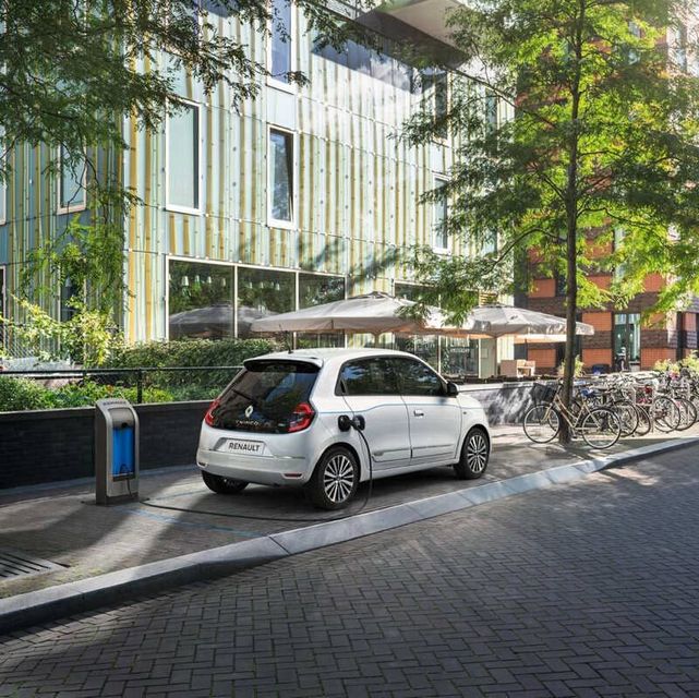 Ein weißes Renault-Auto wird an einer Ladestation aufgeladen | Gotthelf Garage AG