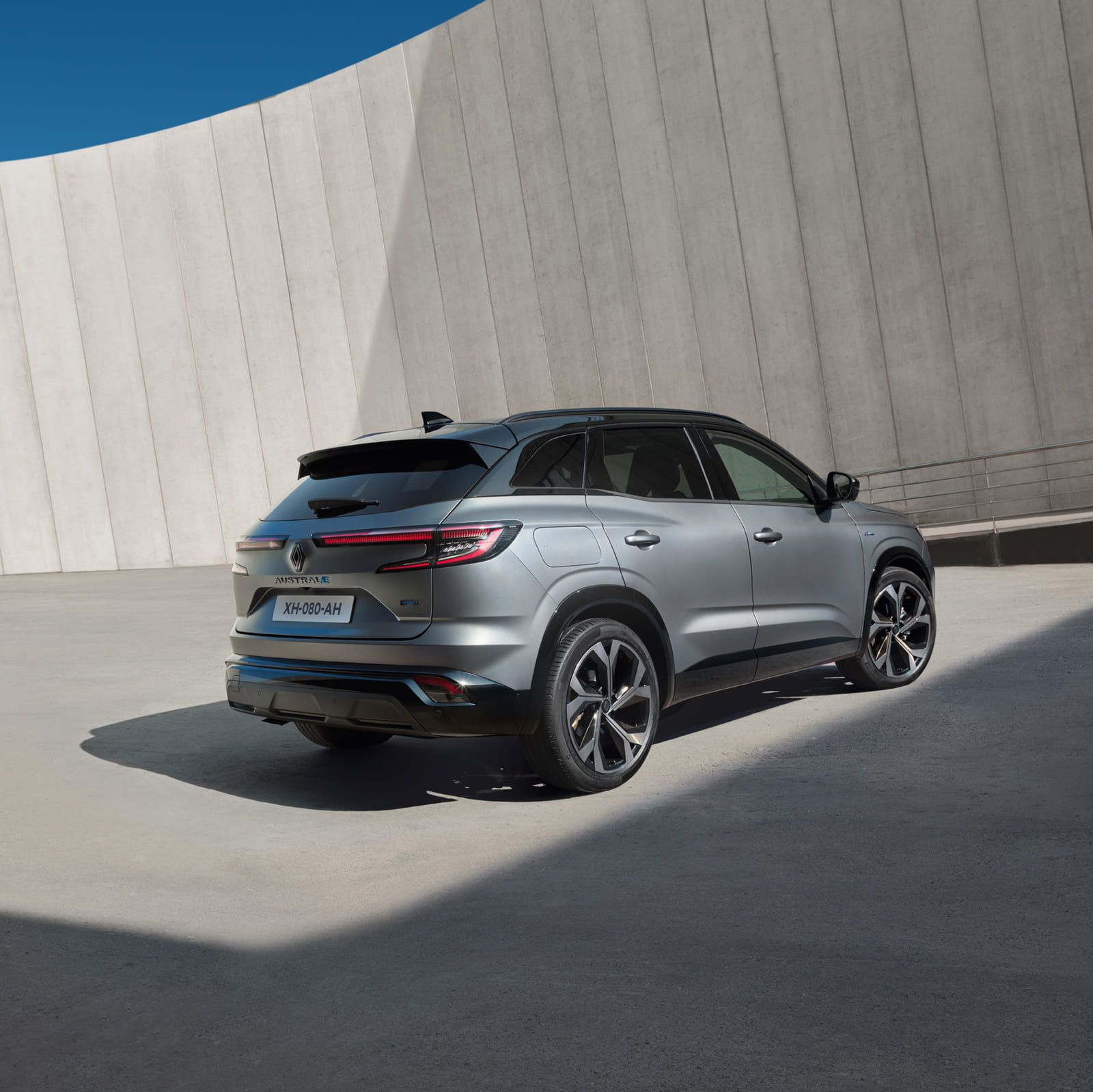 Ein graues Renault-Auto steht vor einer Betonwand | Gotthelf Garage AG