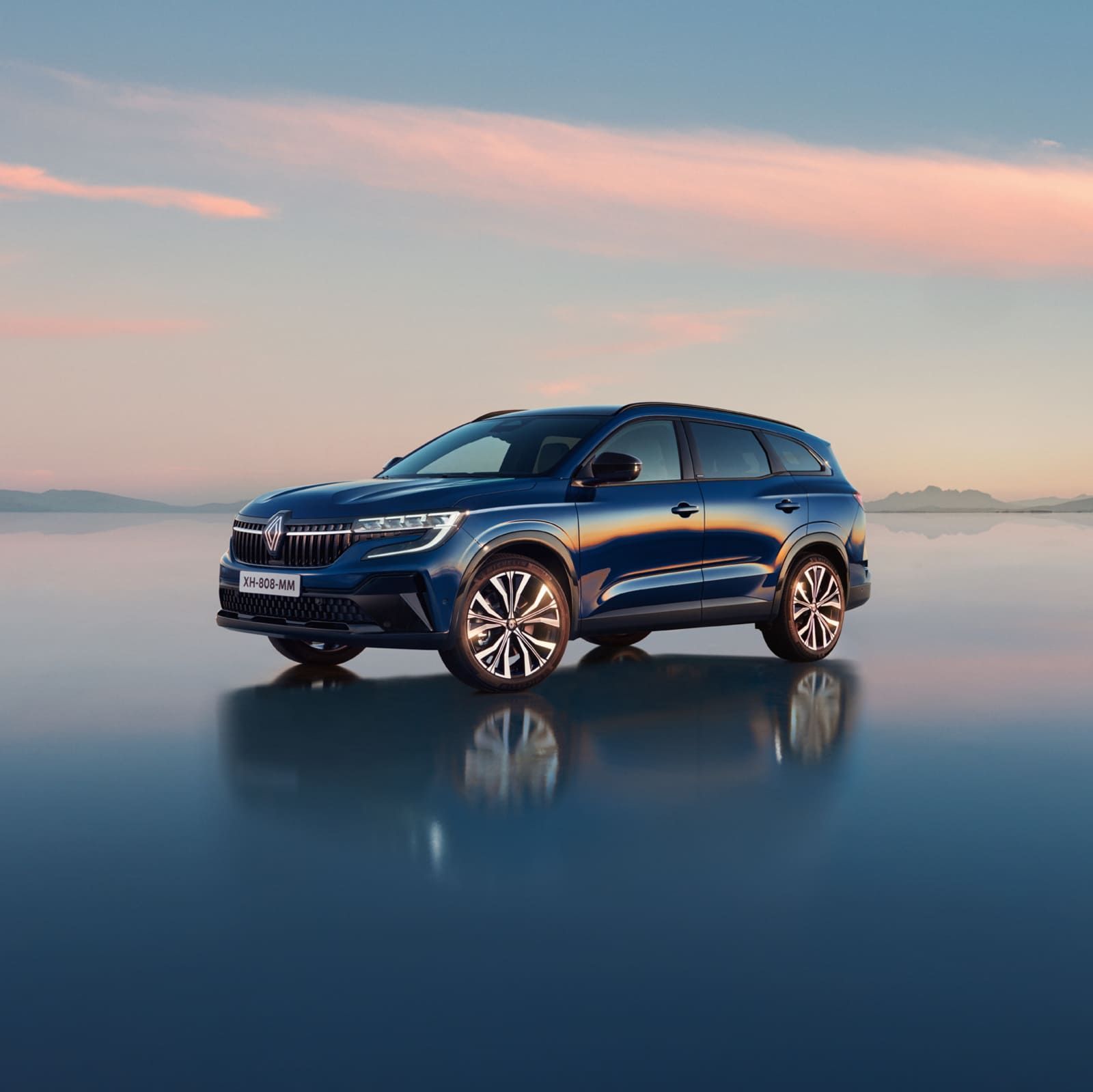 Ein blaues Renault-Auto steht auf einem Gewässer | Gotthelf Garage AG