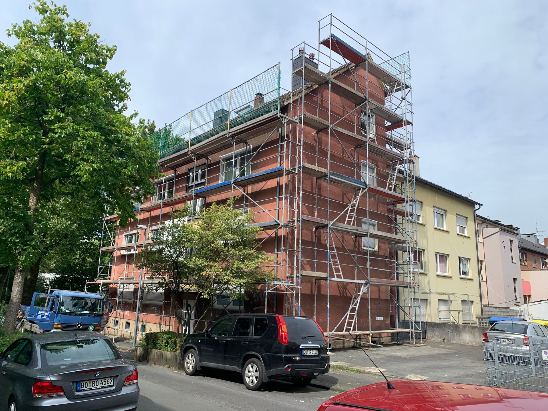Gerüst am Mehrfamilienhaus