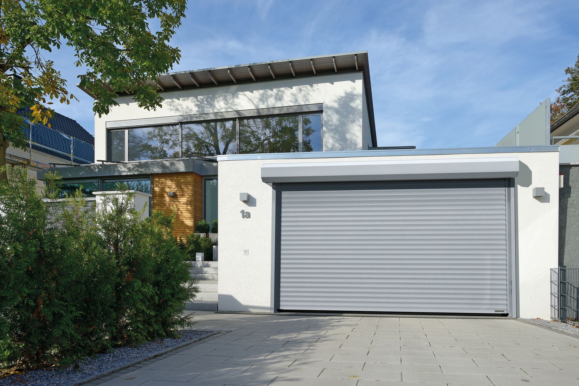 Ein Backsteinhaus mit einer schwarzen Tür und weißen Fensterläden