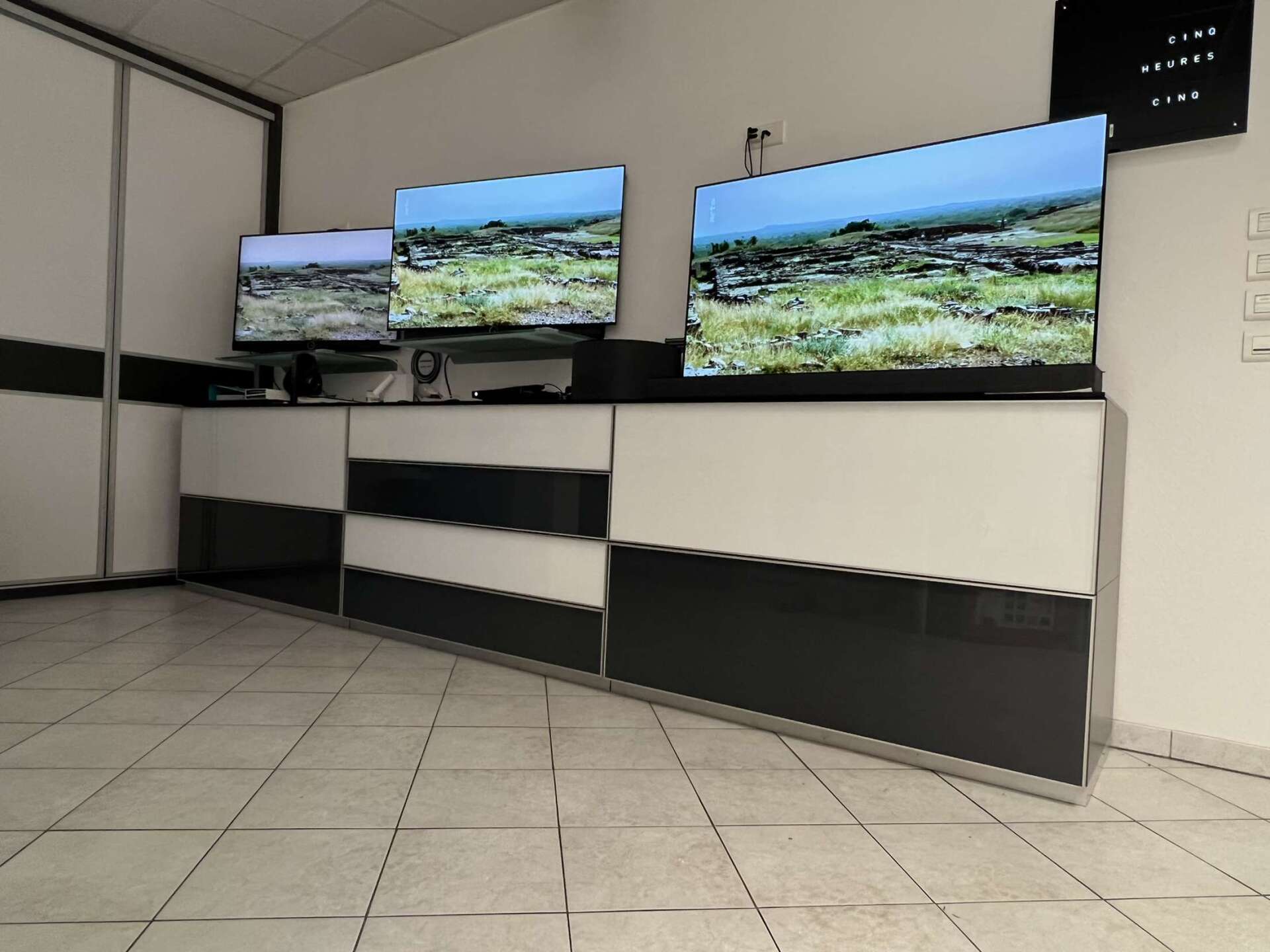 Photo de trois téléviseurs