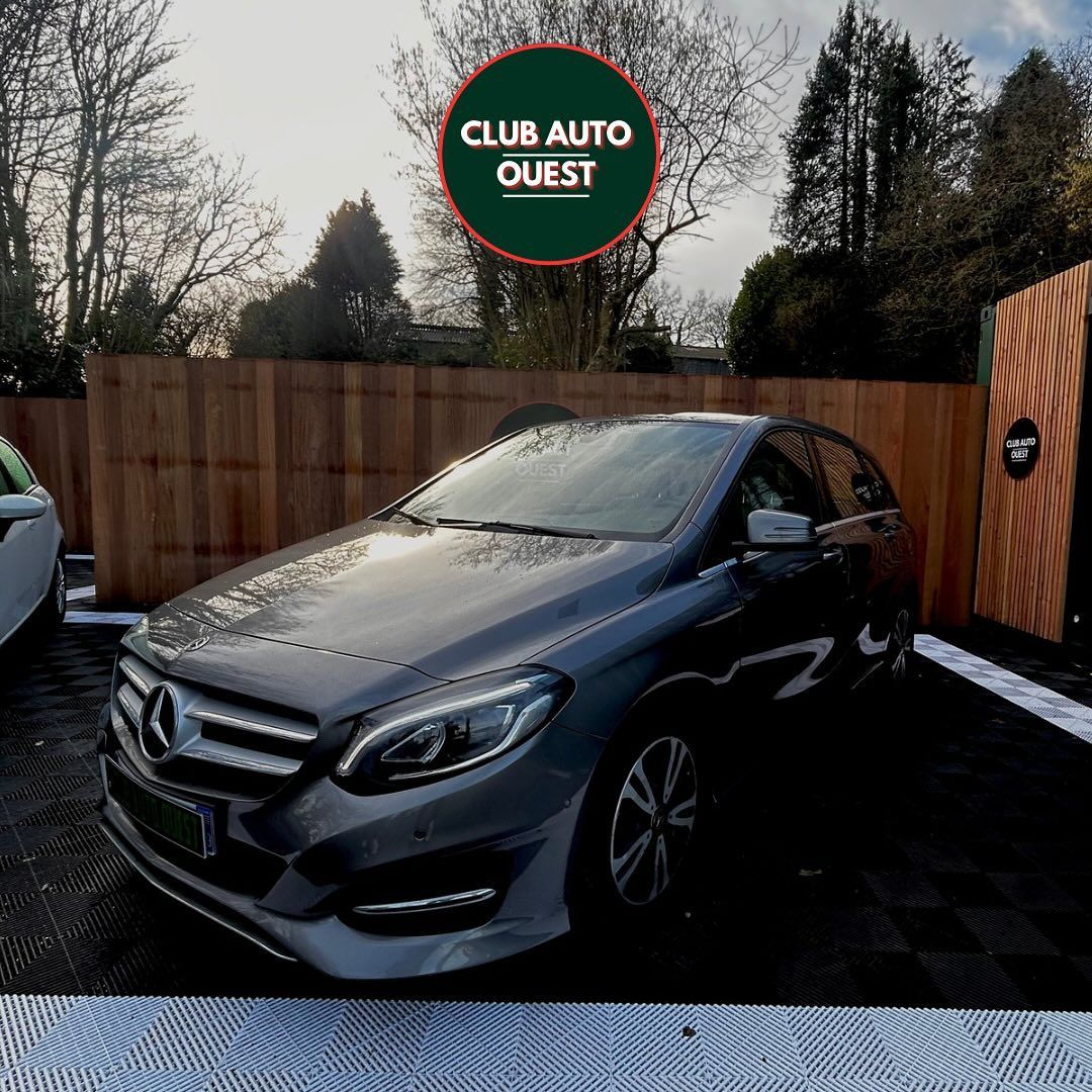 Mercedes citadine gris foncé