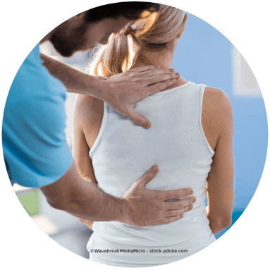 Therapeut prüft Rücken einer Patientin