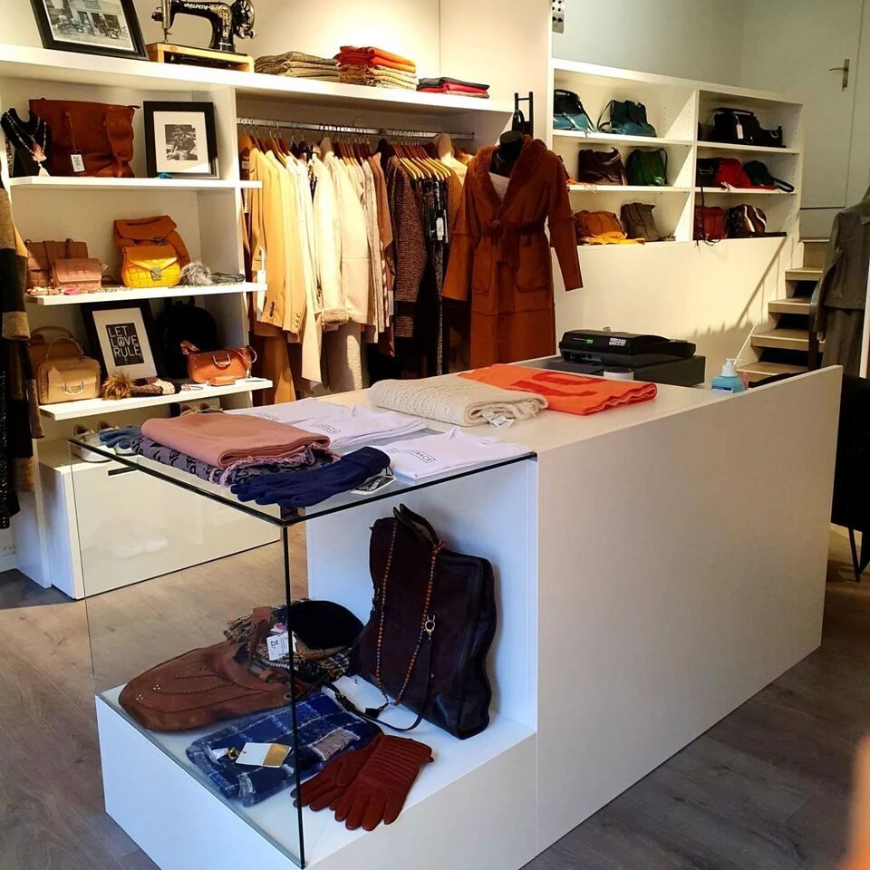 Damenkleidungen und Accessoires von Abigail & Grace