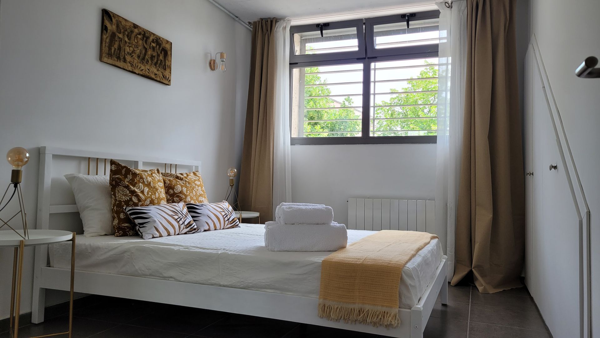 Un dormitorio con una cama grande y una ventana.