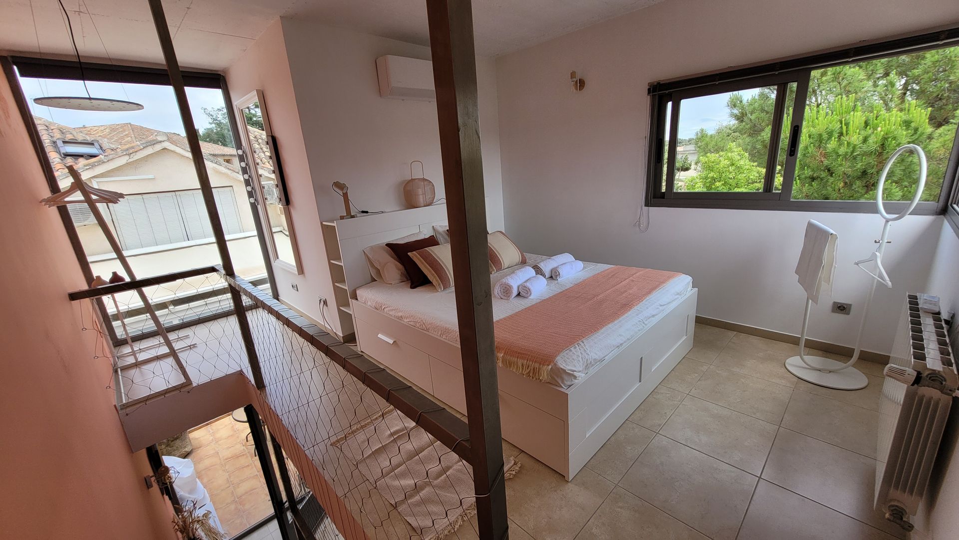 Un dormitorio con una cama y un ventilador.