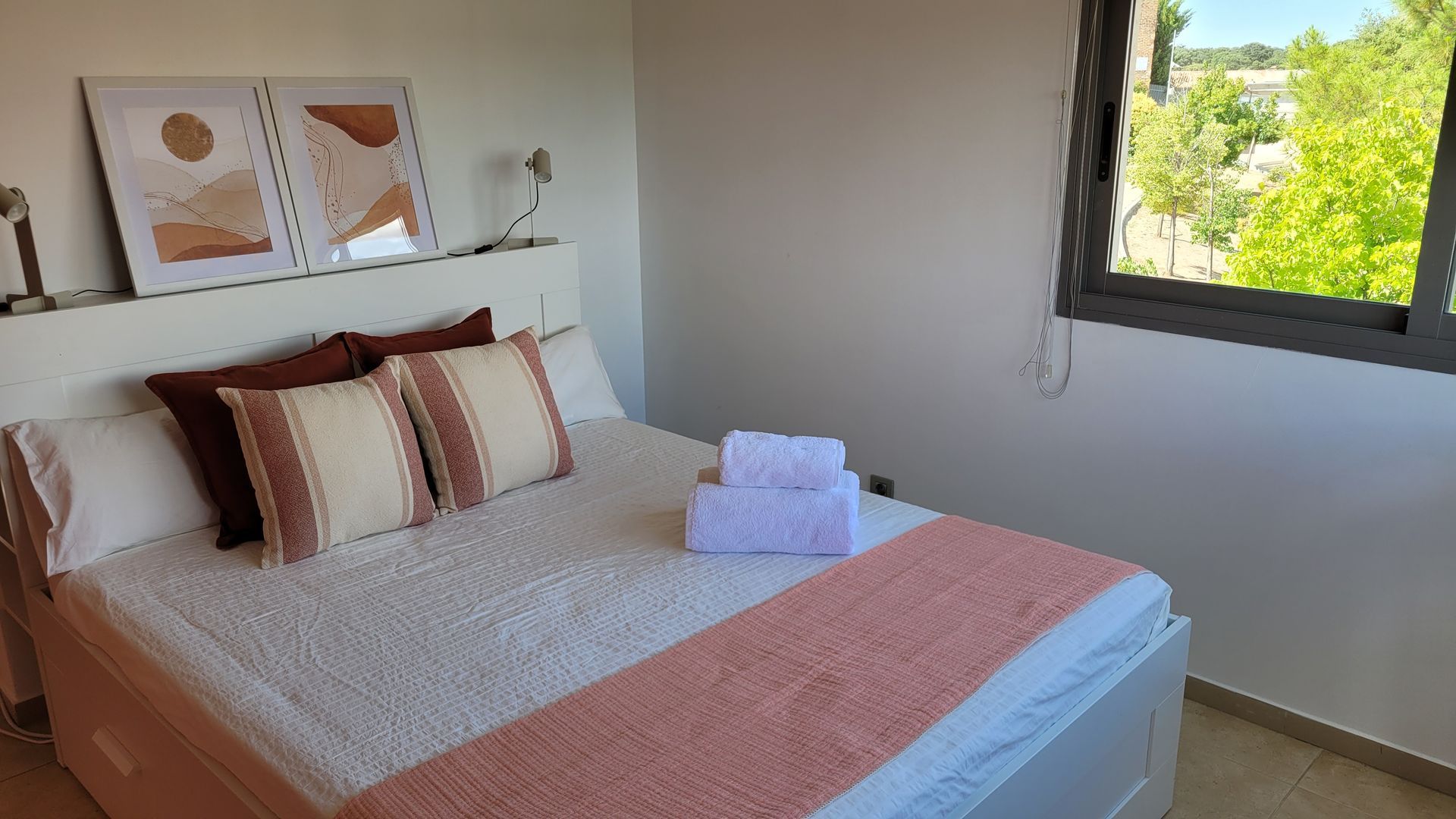 Un dormitorio con una cama grande y una ventana.