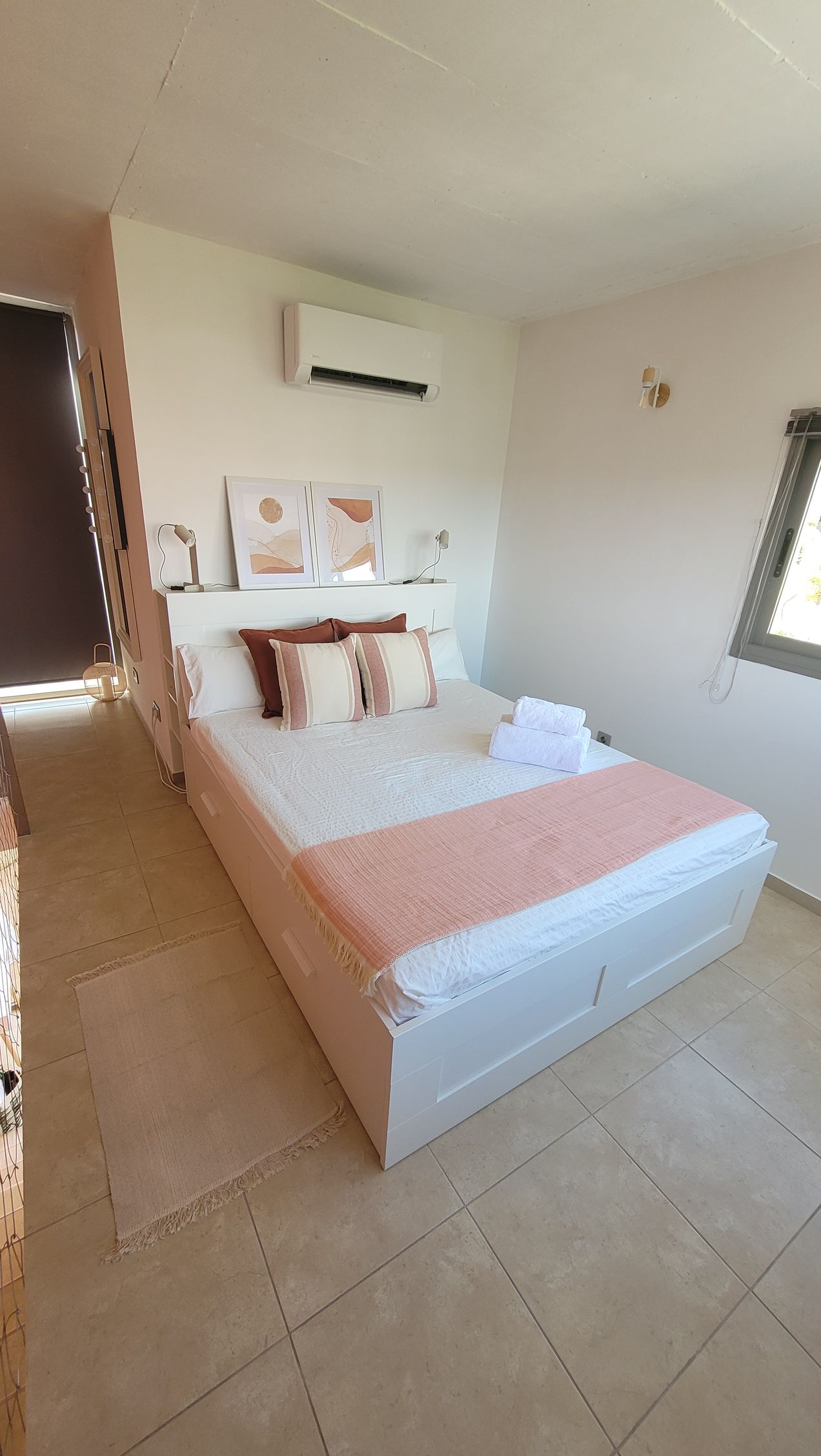 Un dormitorio con una cama grande y una ventana.