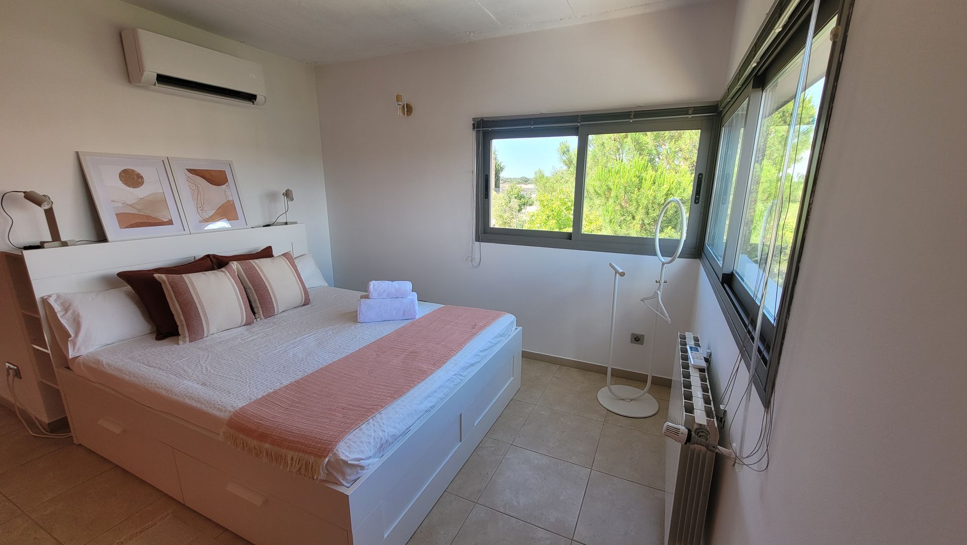 Un dormitorio con una cama grande y una ventana.