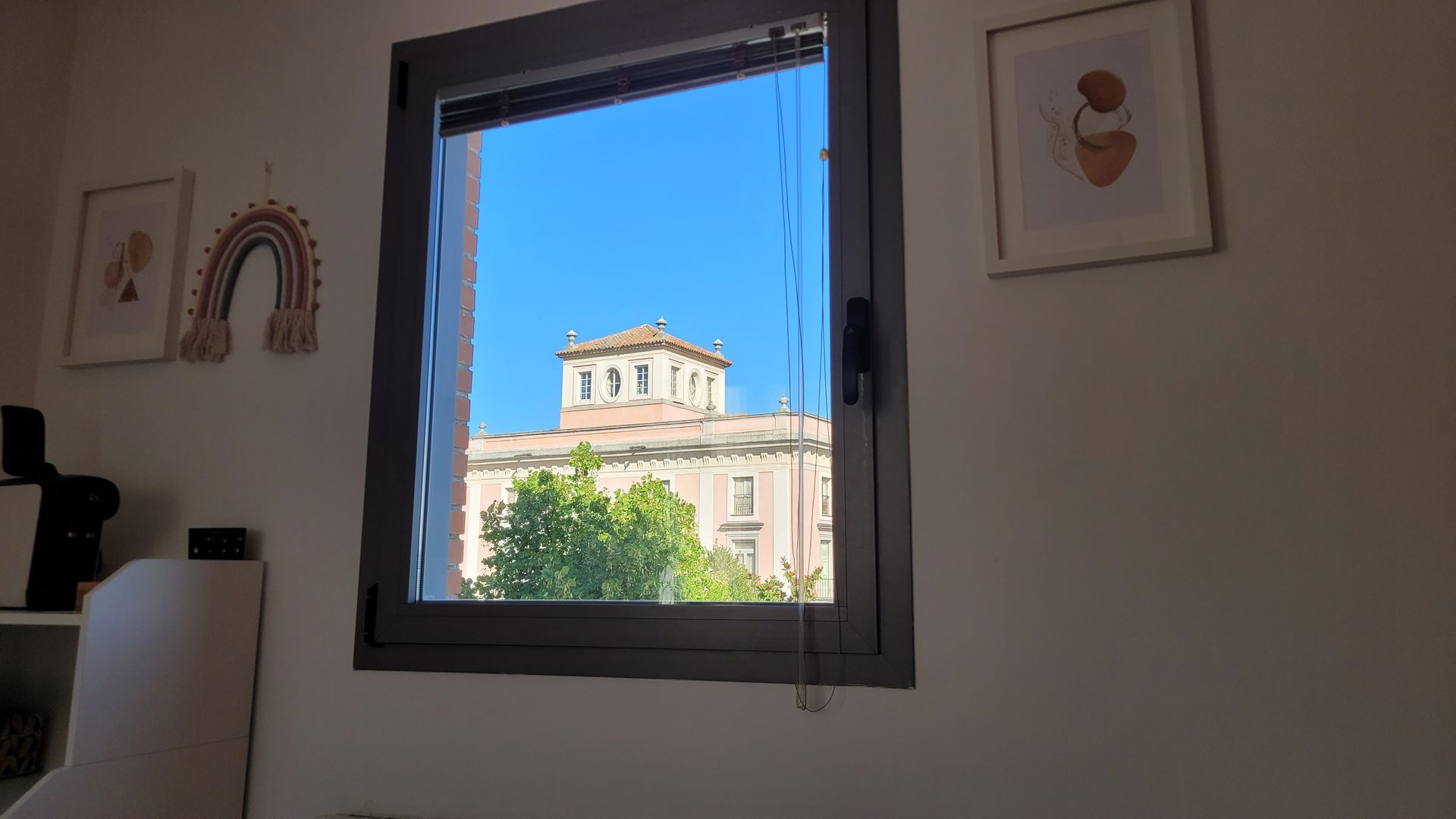 Una ventana en una habitación con vista a un edificio.