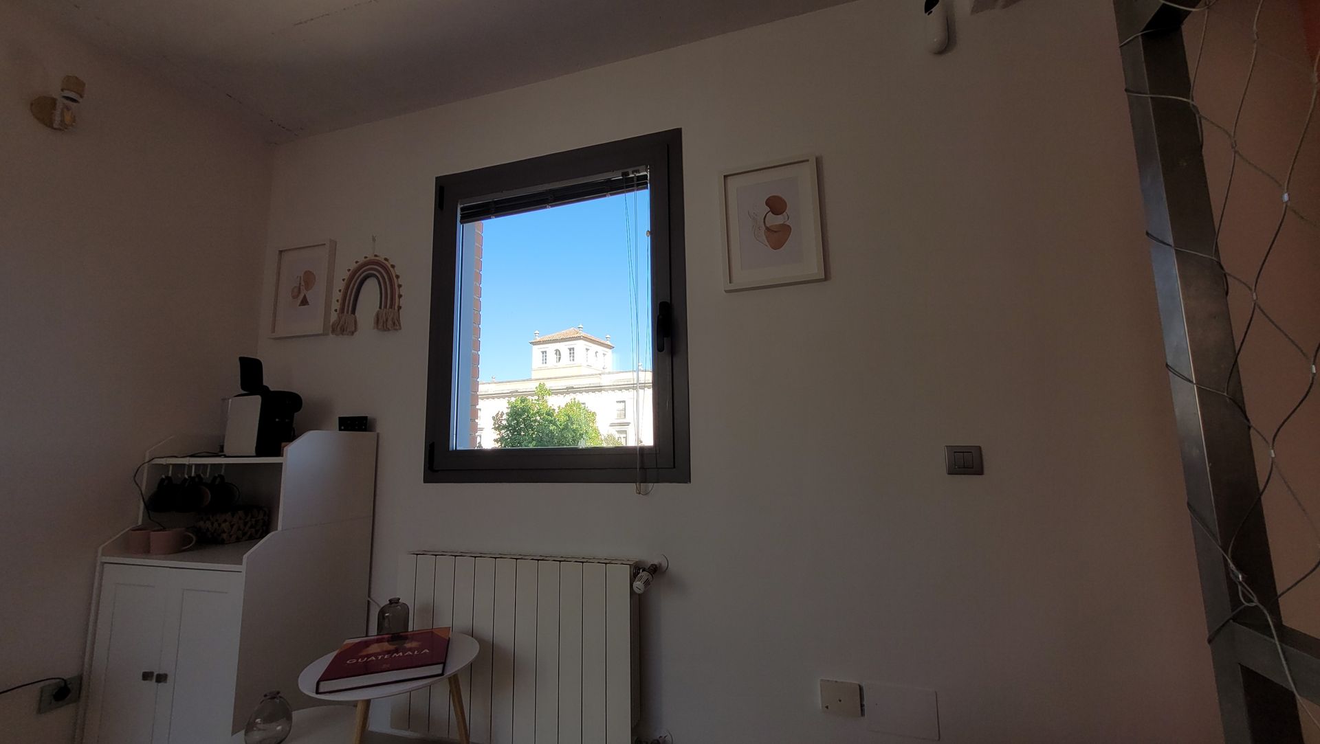 Una habitación con una ventana y un radiador.