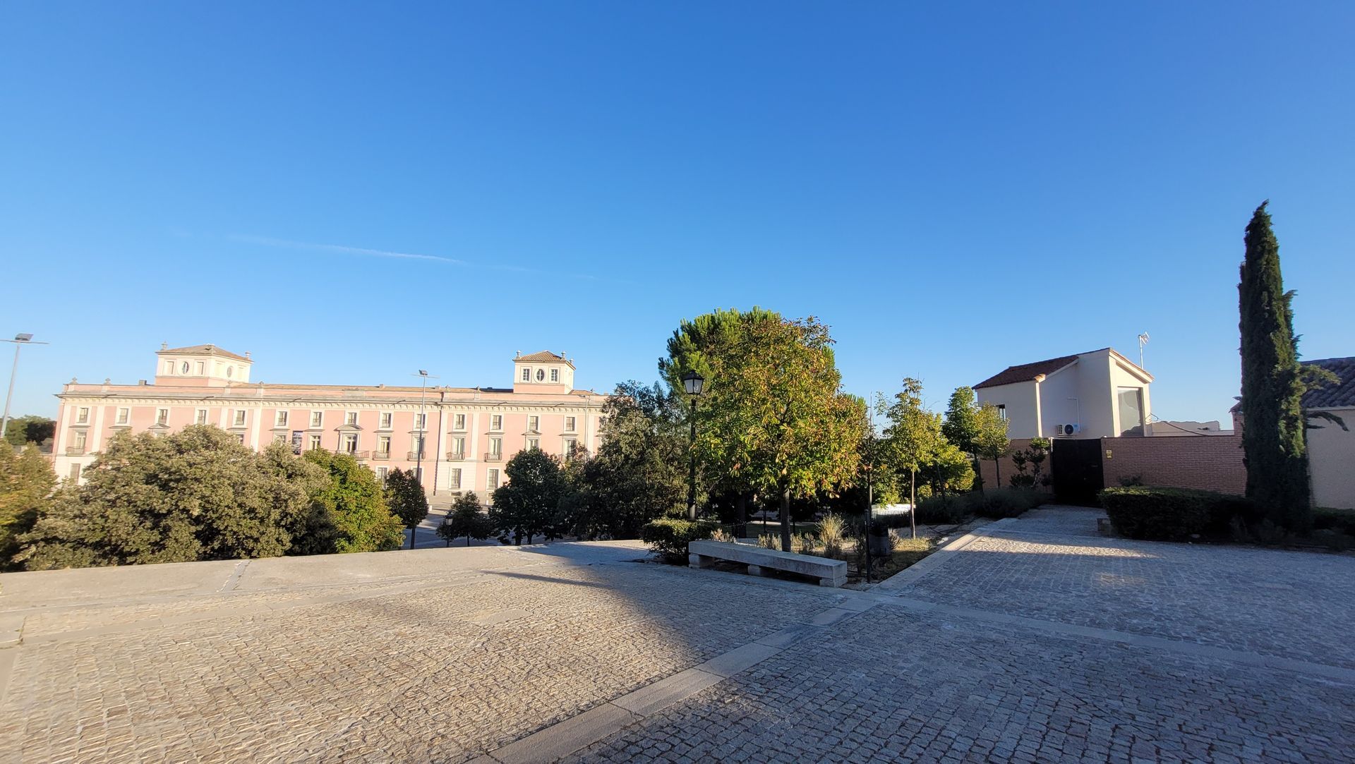 Un gran edificio con un cielo azul al fondo.