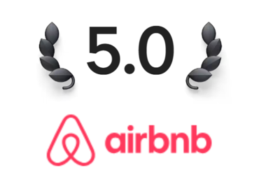 Logotipo de Airbnb con una calificación de 5.0, flanqueado por ramas de laurel.