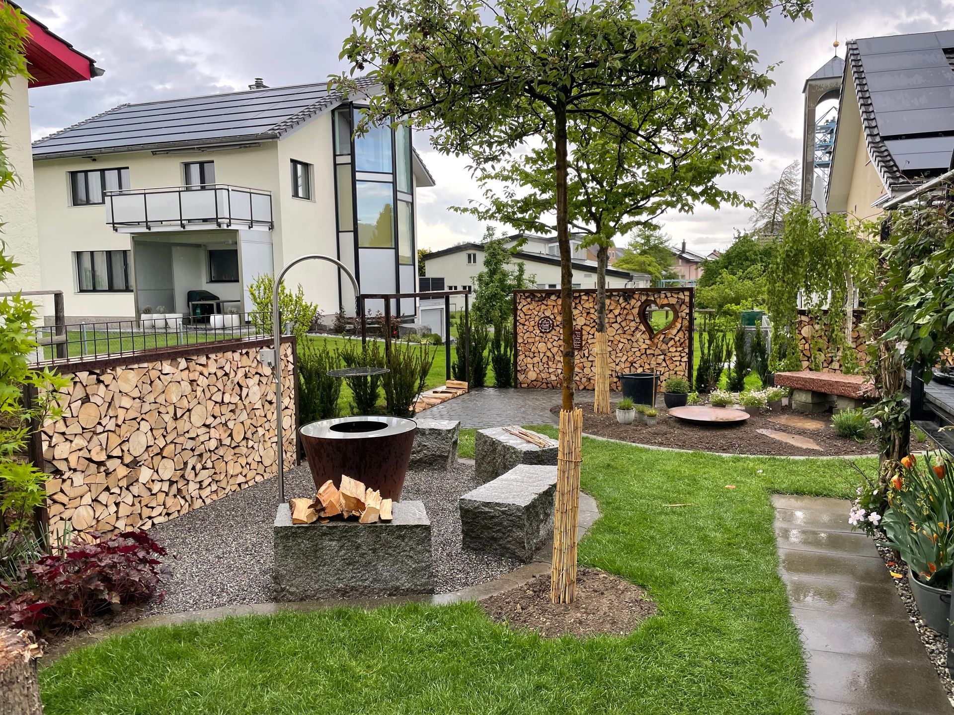 In der Mitte des Gartens befindet sich eine Feuerstelle.
