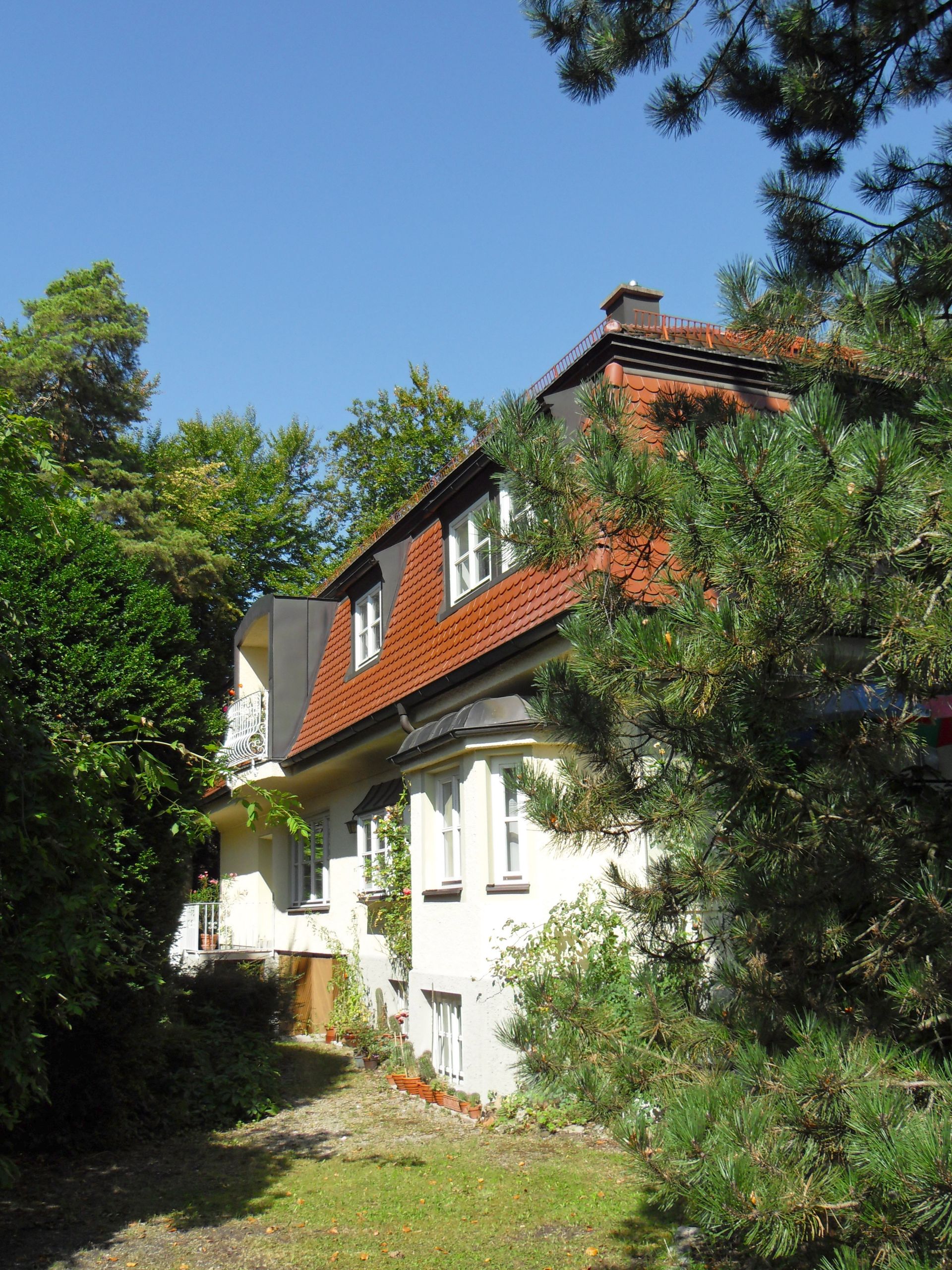 Haus mit roter Biberschwanzdeckung