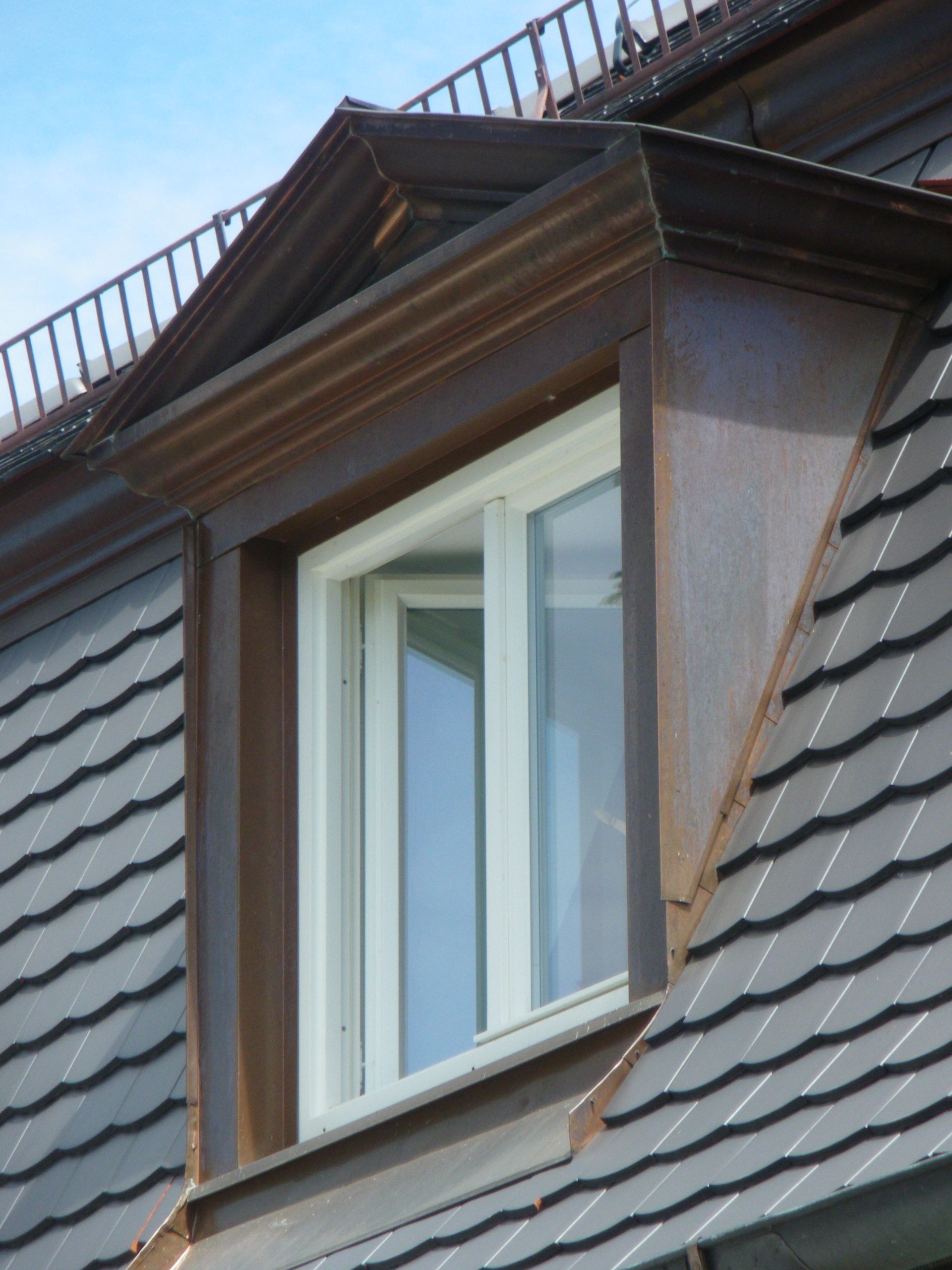 Gaube mit einer Gaubenverkleidung mit Ornament