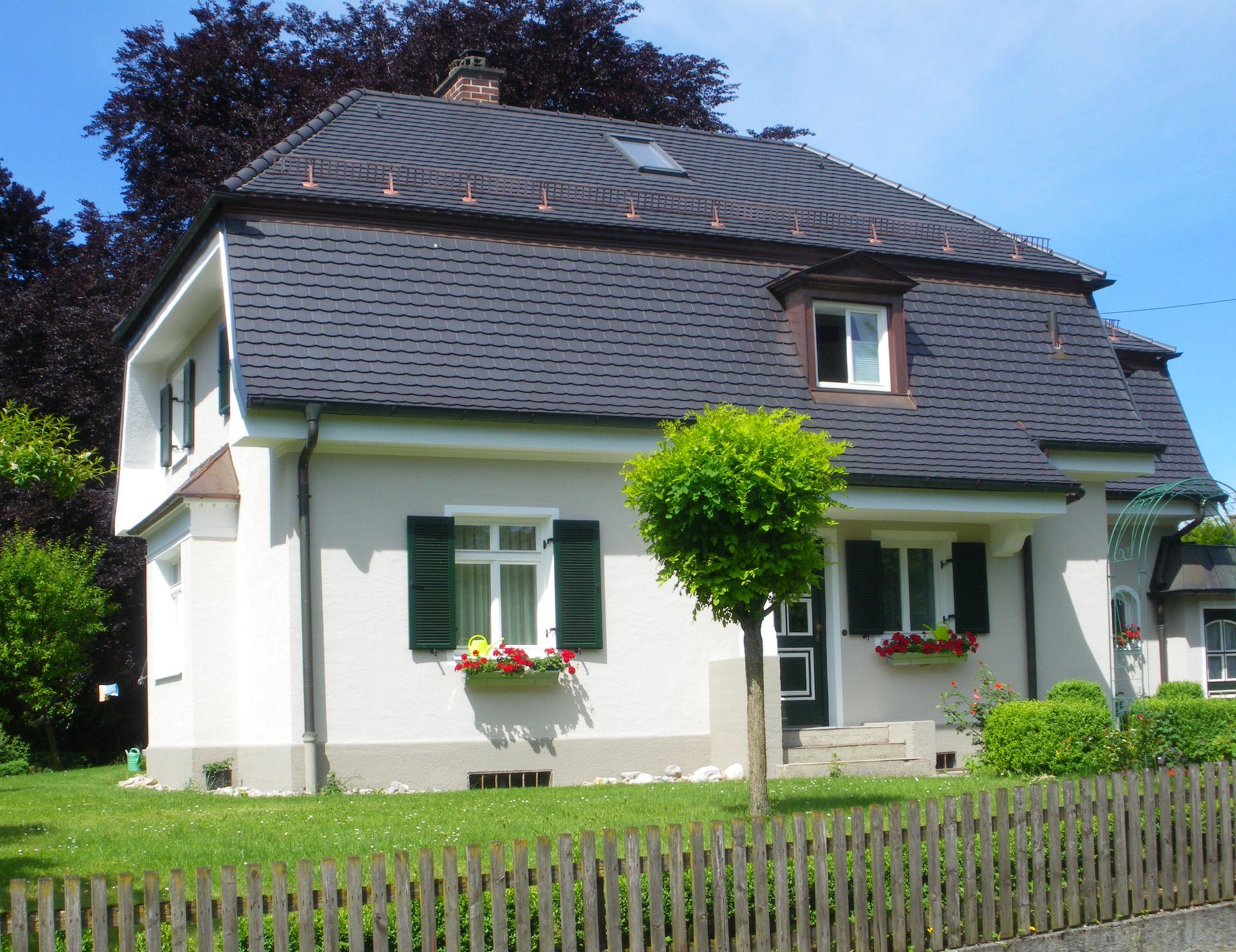 Haus mit Krüppelwalm Mansarddach