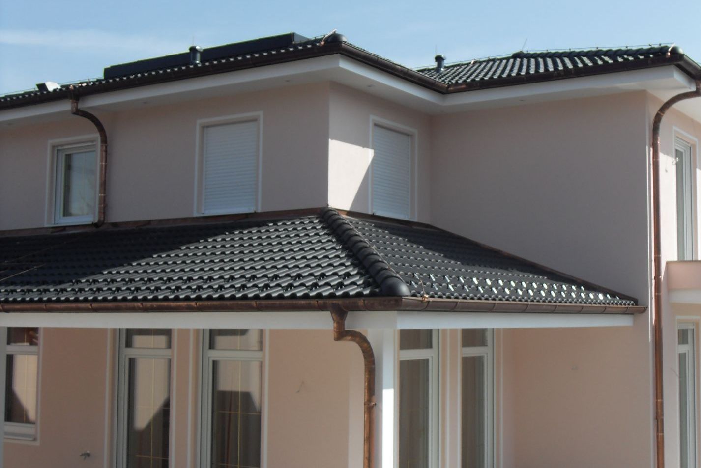 Ausschnitt Dacheindeckung mit Betonziegel