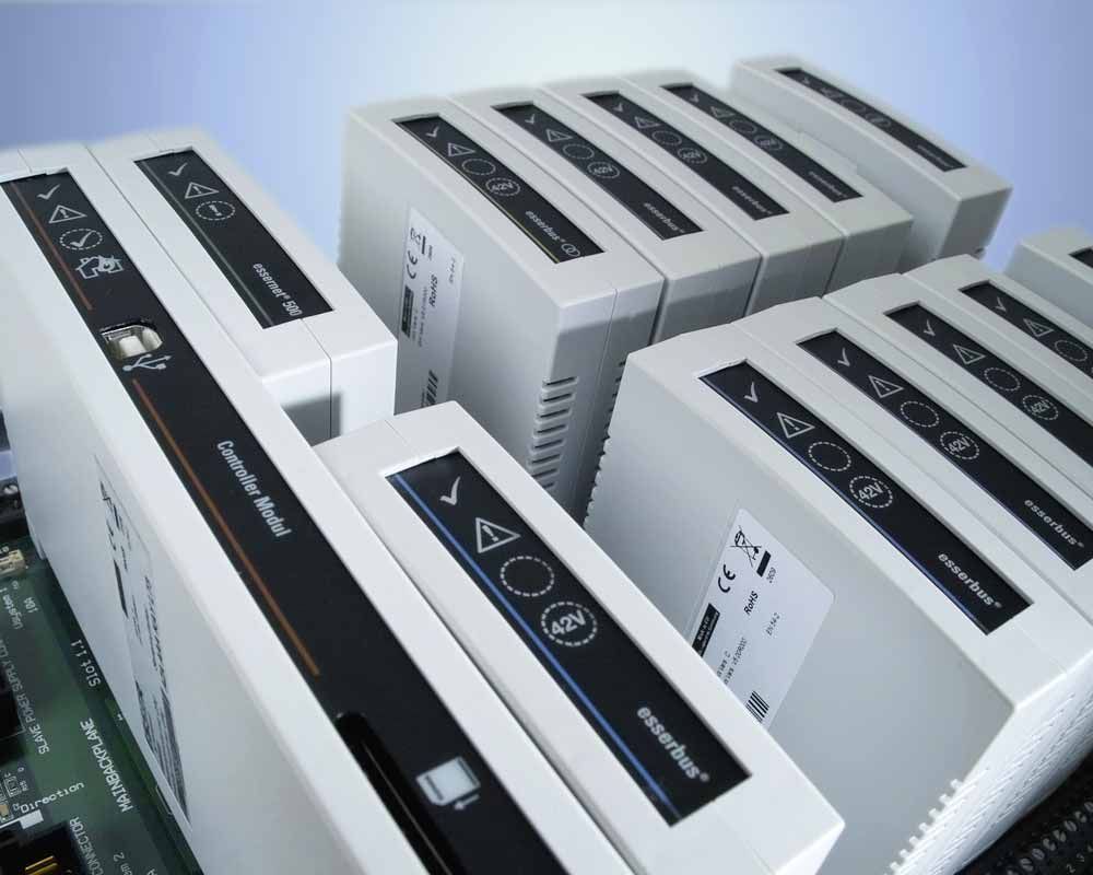 Mehrere weiße Servereinheiten mit schwarzen Bedienfeldern, angeordnet auf einer Platine.