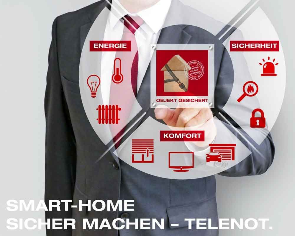 Mann zeigt auf eine Smart-Home-Grafik.