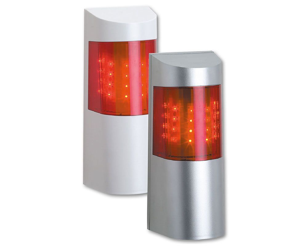 Zwei turmförmige rote Warnleuchten, eine weiße und eine silberne. Jede hat viele interne LEDs.