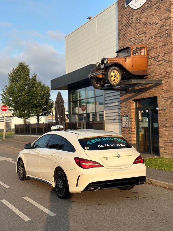 Taxi garé devant un bâtiment