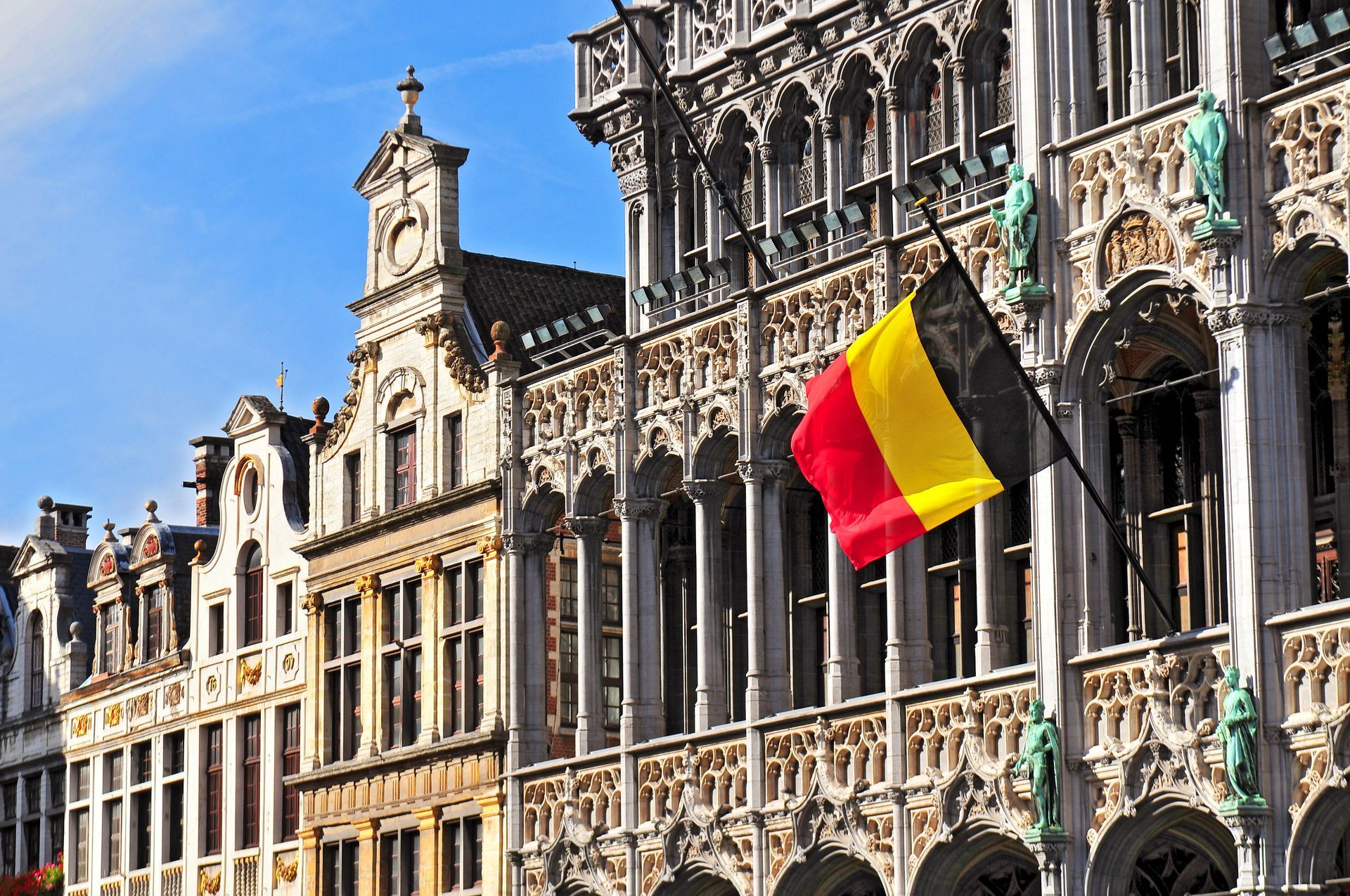 Façade de bâtiment avec le drapeau belge