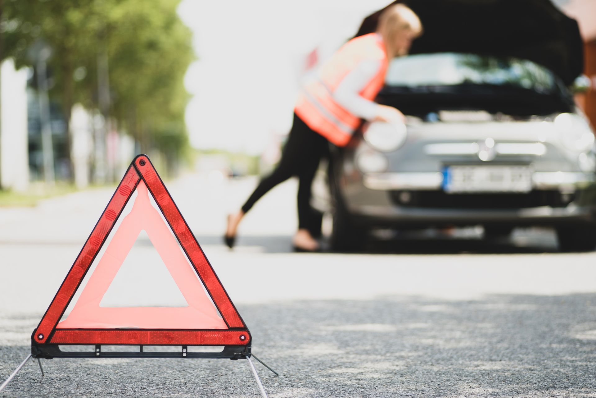 Un triangle de sécurité sur une route 